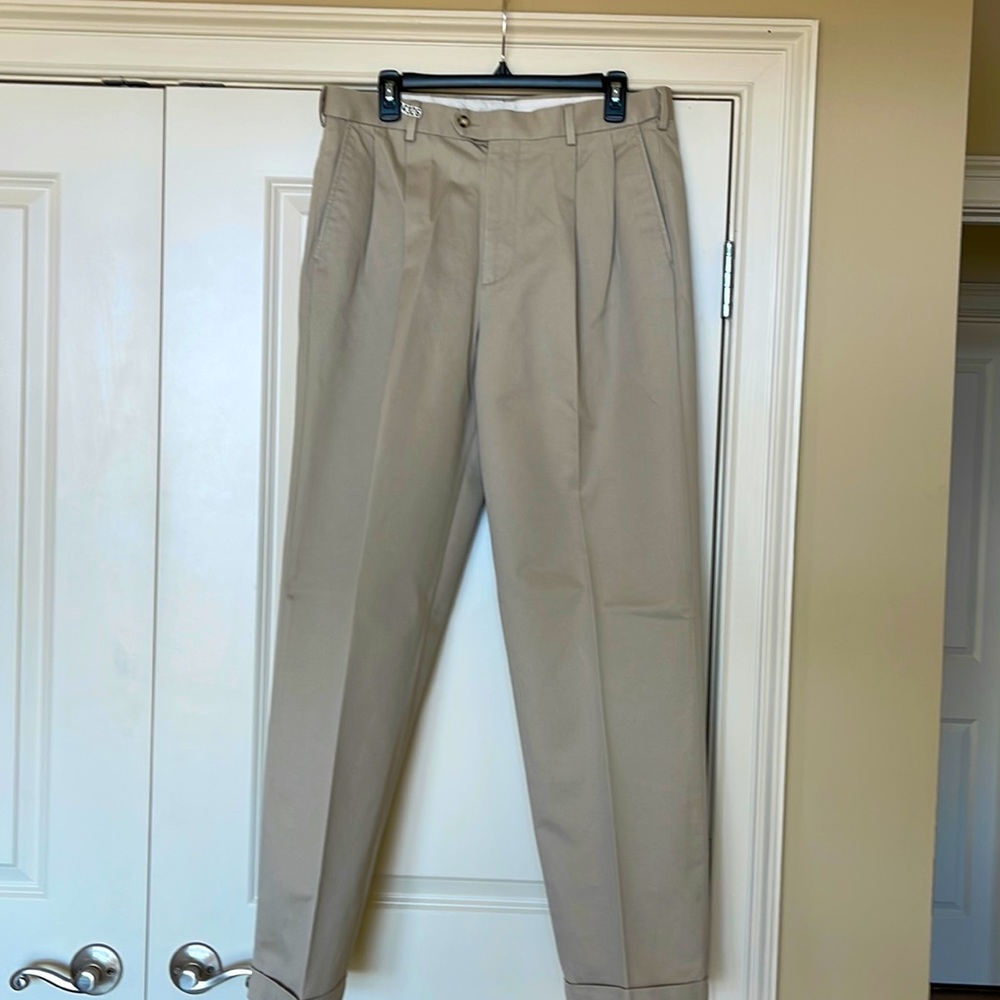 Saddlebred khaki, pleated front with cuffs. 34x32, tan